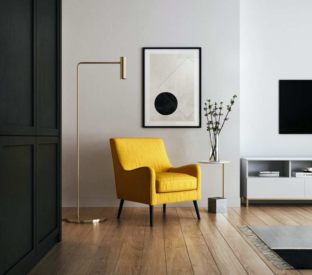 Stilren interiör i ett hem med en gul stol.