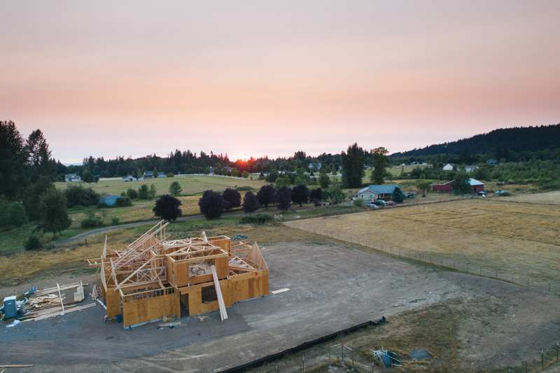 Ett hus i trä håller på att byggas